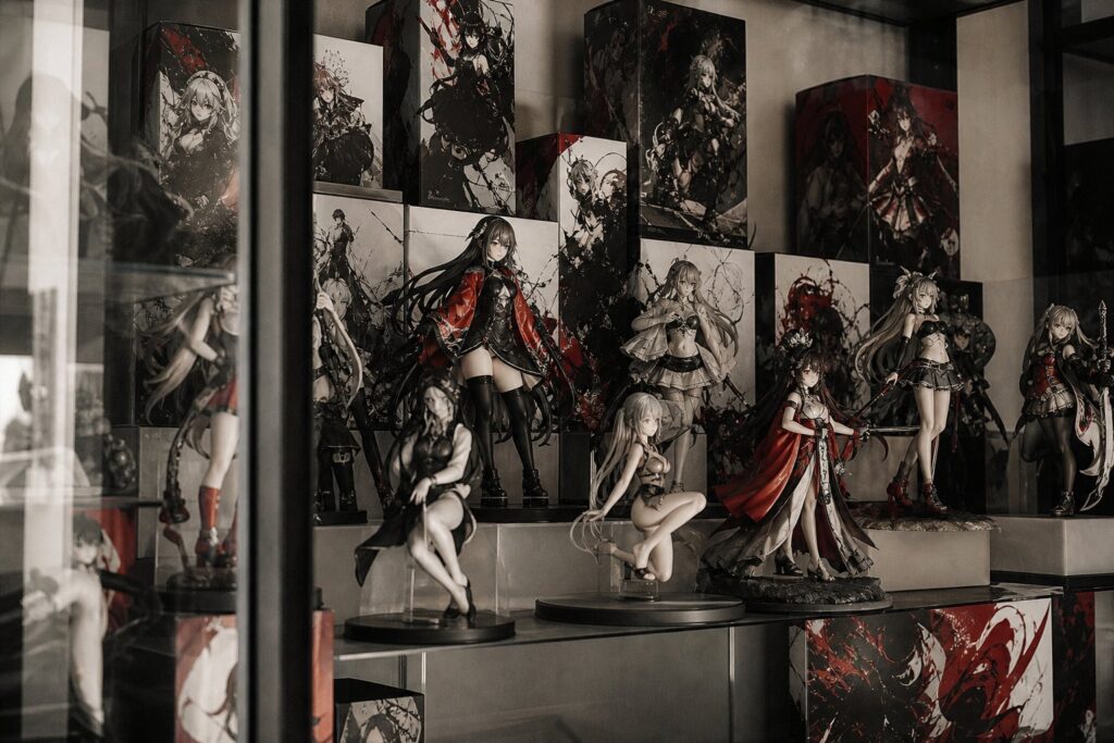 Collection de figurines d animes japonais en vitrine identification de contrefacon